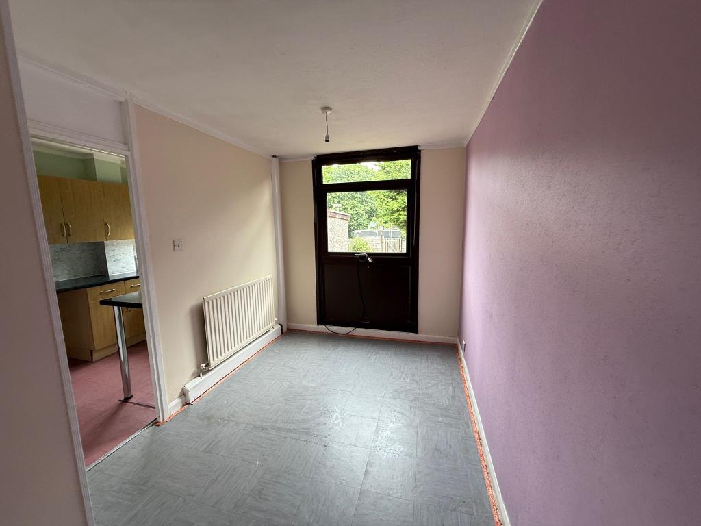 Lot: 157 - HOUSE IN NEED OF IMPROVEMENT - Dining Room of House in need of improvement